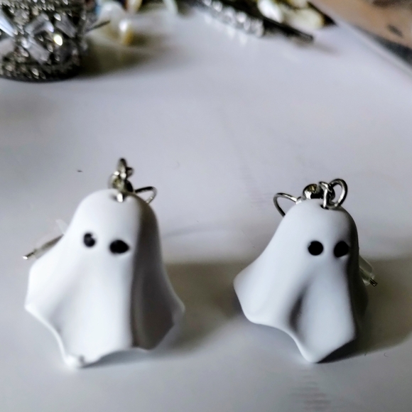 Handmade Cute Ghost Earrings Get Ready For Halloween With These Resin Ghost 👻👻 - Picture 3 of 3